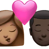 👩🏽‍❤️‍💋‍👨🏿 Berciuman Wanita dengan Pria Warna Kulit Sedang dengan Warna Kulit Gelap Apple