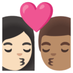 👩🏻‍❤️‍💋‍👨🏽 Berciuman Wanita dengan Pria Warna Kulit Cerah dengan Warna Kulit Sedang Google
