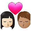 👩🏻‍❤️‍💋‍👨🏽 Berciuman Wanita dengan Pria Warna Kulit Cerah dengan Warna Kulit Sedang Samsung