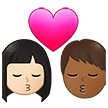 👩🏻‍❤️‍💋‍👨🏾 Berciuman Wanita dengan Pria Warna Kulit Cerah dengan Warna Kulit Gelap Sedang Samsung