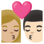 👩🏼‍❤️‍💋‍👨🏻 Berciuman Wanita dengan Pria Warna Kulit Cerah Sedang dengan Warna Kulit Cerah Google