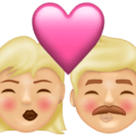 👩🏼‍❤️‍💋‍👨🏼 Berciuman Wanita dengan Pria Warna Kulit Cerah sedang Emojipedia