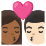 👩🏾‍❤️‍💋‍👨🏻 Berciuman Wanita dengan Pria Warna Kulit Gelap Sedang dengan Warna Kulit Cerah Google