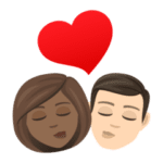 👩🏾‍❤️‍💋‍👨🏻 Berciuman Wanita dengan Pria Warna Kulit Gelap Sedang dengan Warna Kulit Cerah JoyPixels