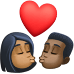 👩🏾‍❤️‍💋‍👨🏿 Berciuman Wanita dengan Pria Warna Kulit Gelap Sedang dengan Warna Kulit Gelap Facebook