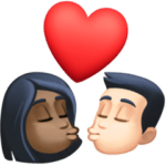 👩🏿‍❤️‍💋‍👨🏻 Berciuman Wanita dengan Pria Warna Kulit Gelap dengan Warna Kulit Cerah Facebook