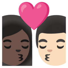 👩🏿‍❤️‍💋‍👨🏻 Berciuman Wanita dengan Pria Warna Kulit Gelap dengan Warna Kulit Cerah Google