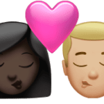 👩🏿‍❤️‍💋‍👨🏼 Berciuman Wanita dengan Pria Warna Kulit Gelap dengan Warna Kulit Cerah Sedang Apple
