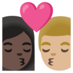 👩🏿‍❤️‍💋‍👨🏼 Berciuman Wanita dengan Pria Warna Kulit Gelap dengan Warna Kulit Cerah Sedang Google