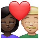 👩🏿‍❤️‍💋‍👨🏼 Berciuman Wanita dengan Pria Warna Kulit Gelap dengan Warna Kulit Cerah Sedang WhatsApp