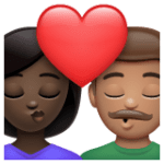 👩🏿‍❤️‍💋‍👨🏽 Berciuman Wanita dengan Pria Warna Kulit Gelap dengan Warna Kulit Sedang WhatsApp