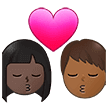 👩🏿‍❤️‍💋‍👨🏾 Berciuman Wanita dengan Pria Warna Kulit Gelap dengan Warna Kulit Gelap Sedang Samsung