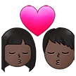 👩🏿‍❤️‍💋‍👨🏿 Berciuman Wanita dengan Pria Warna Kulit Gelap Samsung