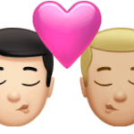 👨🏻‍❤️‍💋‍👨🏼 Berciuman Pria dengan Pria Warna Kulit Cerah dengan Warna Kulit Cerah Sedang Apple