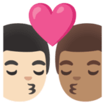 👨🏻‍❤️‍💋‍👨🏽 Berciuman Pria dengan Pria Warna Kulit Cerah dengan Warna Kulit Sedang Google