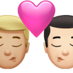 👨🏼‍❤️‍💋‍👨🏻 Berciuman Pria dengan Pria Warna Kulit Cerah Sedang dengan Warna Kulit Cerah Apple