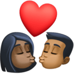 👩🏿‍❤️‍💋‍👨🏾 Berciuman Wanita dengan Pria Warna Kulit Gelap dengan Warna Kulit Gelap Sedang Facebook