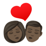 👩🏿‍❤️‍💋‍👨🏿 Berciuman Wanita dengan Pria Warna Kulit Gelap JoyPixels