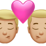 👨🏼‍❤️‍💋‍👨🏼 Berciuman Pria dengan Pria Warna Kulit Cerah Sedang Apple