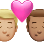 👨🏼‍❤️‍💋‍👨🏽 Berciuman Pria dengan Pria Warna Kulit Cerah Sedang dengan Warna Kulit Sedang Apple