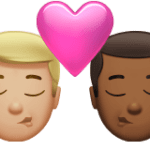 👨🏼‍❤️‍💋‍👨🏾 Berciuman Pria dengan Pria Warna Kulit Cerah Sedang dengan Warna Kulit Gelap Sedang Apple