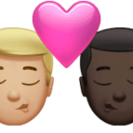 👨🏼‍❤️‍💋‍👨🏿 Berciuman Pria dengan Pria Warna Kulit Cerah Sedang dengan Warna Kulit Gelap Apple