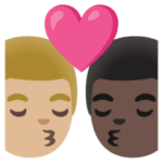 👨🏼‍❤️‍💋‍👨🏿 Berciuman Pria dengan Pria Warna Kulit Cerah Sedang dengan Warna Kulit Gelap Google