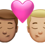 👨🏽‍❤️‍💋‍👨🏼 Berciuman Pria dengan Pria Warna Kulit Sedang dengan Warna Kulit Cerah Sedang Apple