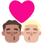 👨🏽‍❤️‍💋‍👨🏼 Berciuman Pria dengan Pria Warna Kulit Sedang dengan Warna Kulit Cerah Sedang Microsoft
