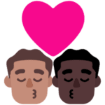 👨🏽‍❤️‍💋‍👨🏿 Berciuman Pria dengan Pria Warna Kulit Sedang dengan Warna Kulit Gelap Microsoft