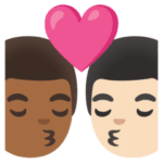 👨🏾‍❤️‍💋‍👨🏻 Berciuman Pria dengan Pria Warna Kulit Gelap Sedang dengan Warna Kulit Cerah Google