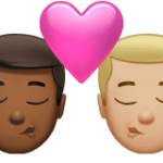 👨🏾‍❤️‍💋‍👨🏼 Berciuman Pria dengan Pria Warna Kulit Gelap Sedang dengan Warna Kulit Cerah Sedang Apple