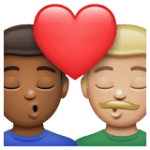 👨🏾‍❤️‍💋‍👨🏼 Berciuman Pria dengan Pria Warna Kulit Gelap Sedang dengan Warna Kulit Cerah Sedang WhatsApp