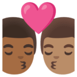 👨🏾‍❤️‍💋‍👨🏽 Berciuman Pria dengan Pria Warna Kulit Gelap Sedang dengan Warna Kulit Sedang Google