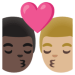 👨🏿‍❤️‍💋‍👨🏼 Berciuman Pria dengan Pria Warna Kulit Gelap dengan Warna Kulit Cerah Sedang Google