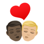 👨🏿‍❤️‍💋‍👨🏼 Berciuman Pria dengan Pria Warna Kulit Gelap dengan Warna Kulit Cerah Sedang JoyPixels