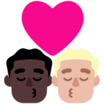 👨🏿‍❤️‍💋‍👨🏼 Berciuman Pria dengan Pria Warna Kulit Gelap dengan Warna Kulit Cerah Sedang Microsoft