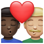 👨🏿‍❤️‍💋‍👨🏼 Berciuman Pria dengan Pria Warna Kulit Gelap dengan Warna Kulit Cerah Sedang WhatsApp