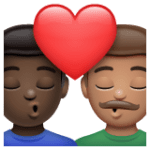 👨🏿‍❤️‍💋‍👨🏽 Berciuman Pria dengan Pria Warna Kulit Gelap dengan Warna Kulit Sedang WhatsApp