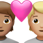 🧑🏽‍❤️‍🧑🏼 Pasangan dengan Hati Warna Kulit Sedang dengan Warna Kulit Cerah Sedang Apple