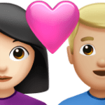👩🏻‍❤️‍👨🏼 Pasangan dengan Hati Wanita dengan Pria Warna Kulit Cerah dengan Warna Kulit Cerah Sedang Apple