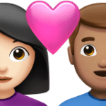 👩🏻‍❤️‍👨🏽 Pasangan dengan Hati Wanita dengan Pria Warna Kulit Cerah dengan Warna Kulit Sedang Apple