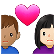 👩🏻‍❤️‍👨🏽 Pasangan dengan Hati Wanita dengan Pria Warna Kulit Cerah dengan Warna Kulit Sedang Samsung