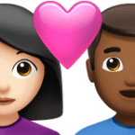 👩🏻‍❤️‍👨🏾 Pasangan dengan Hati Wanita dengan Pria Warna Kulit Cerah dengan Warna Kulit Gelap Sedang Apple