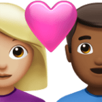 👩🏼‍❤️‍👨🏾 Pasangan dengan Hati Wanita dengan Pria Warna Kulit Cerah Sedang dengan Warna Kulit Gelap Sedang Apple