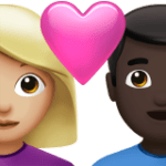 👩🏼‍❤️‍👨🏿 Pasangan dengan Hati Wanita dengan Pria Warna Kulit Cerah Sedang dengan Warna Kulit Gelap Apple 1