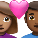 👩🏽‍❤️‍👨🏾 Pasangan dengan Hati Wanita dengan Pria Warna Kulit Sedang dengan Warna Kulit Gelap Sedang Apple