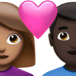👩🏽‍❤️‍👨🏿 Pasangan dengan Hati Wanita dengan Pria Warna Kulit Sedang dengan Warna Kulit Gelap Apple