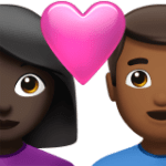 👩🏿‍❤️‍👨🏾 Pasangan dengan Hati Wanita dengan Pria Warna Kulit Gelap dengan Warna Kulit Gelap Sedang Apple