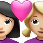 👩🏻‍❤️‍👩🏼 Pasangan dengan Hati Wanita dengan Wanita Warna Kulit Cerah dengan Warna Kulit Cerah Sedang Apple